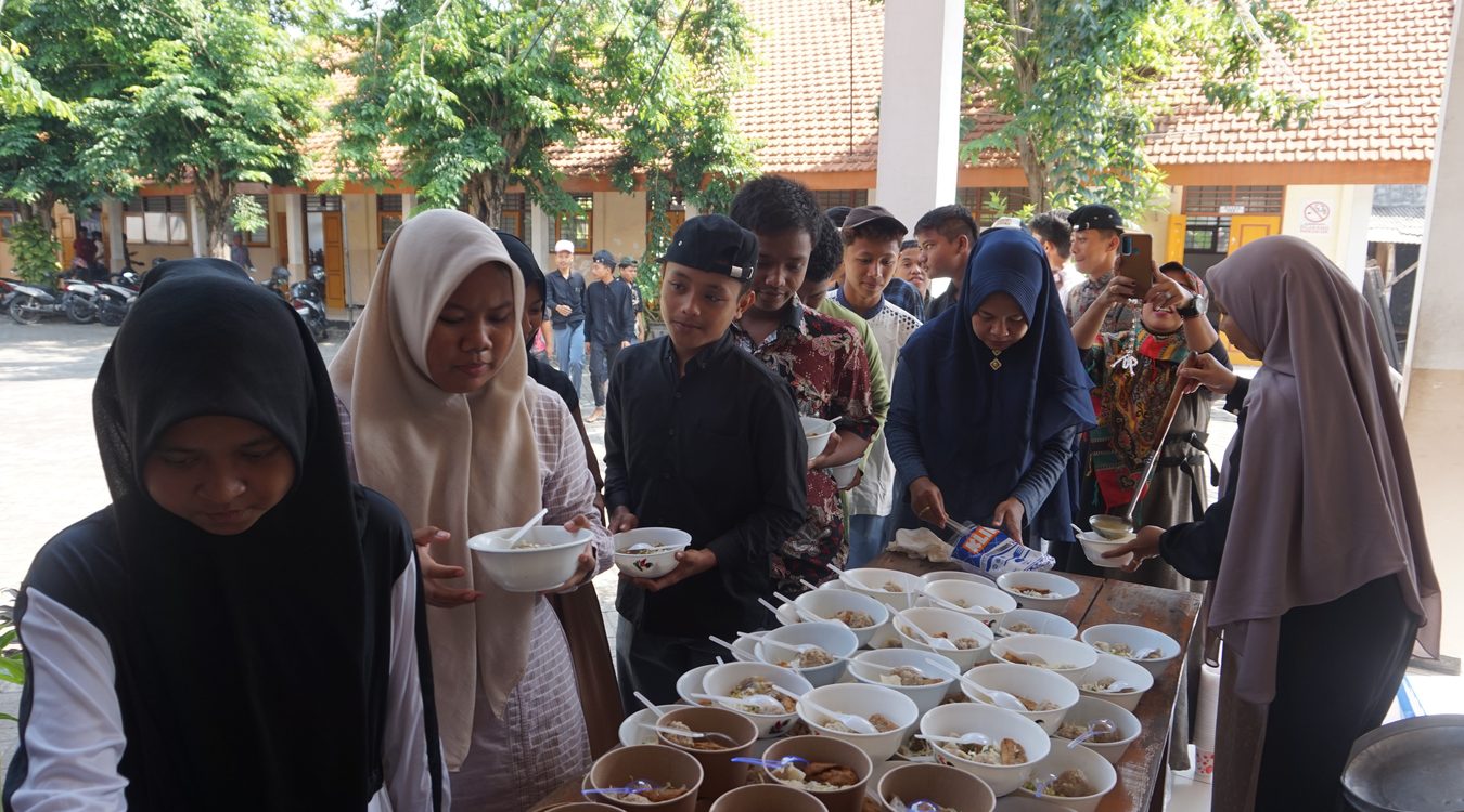 Makan bersama seusai acara