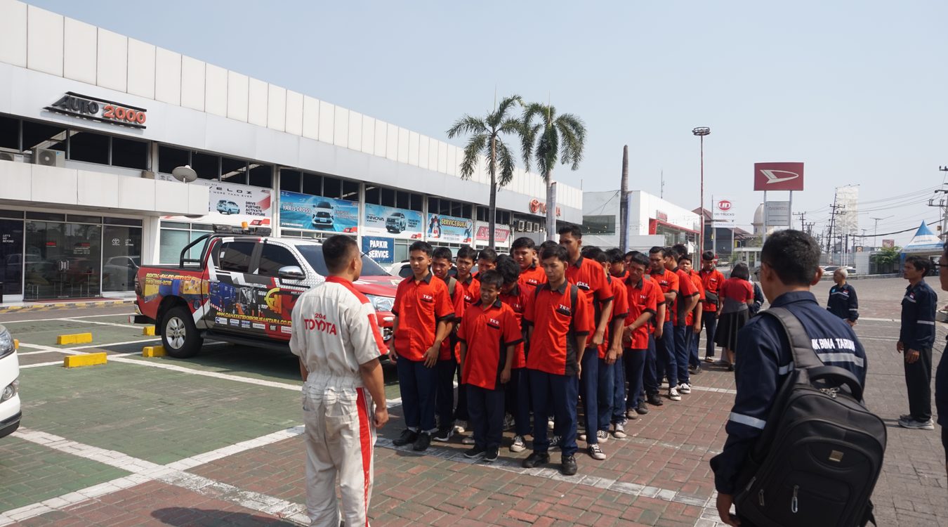 Siswa TKR mendapat pengarahan di Auto 2000 Waru